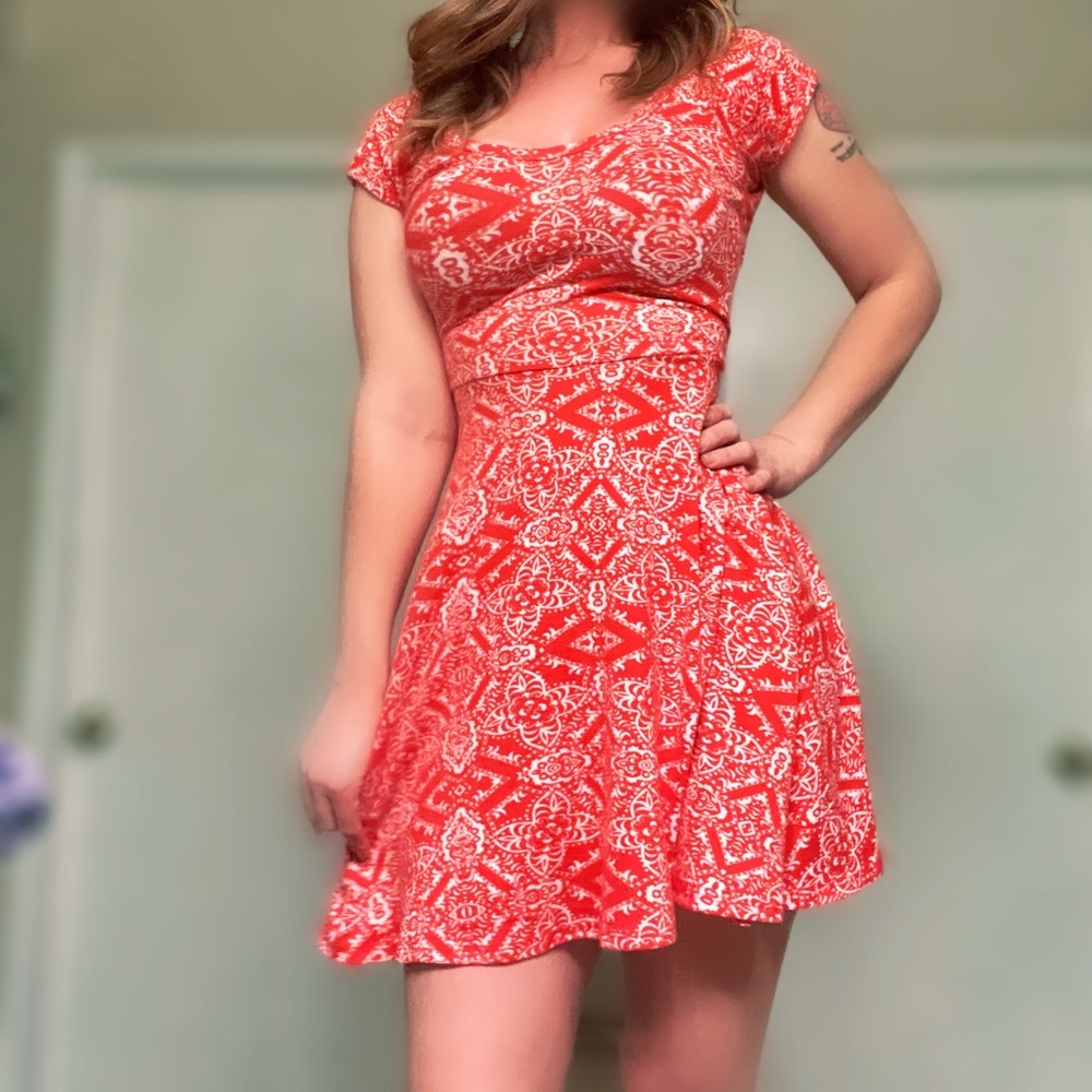 Red & white printed cut out triangle back mini short sleeve dress size small